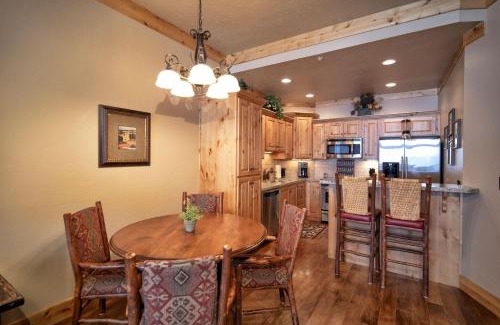Victor House | Palisades Lodge Suite 307