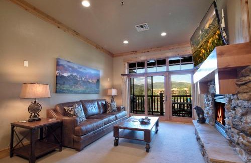 Victor House | Palisades Lodge Suite 308