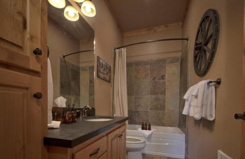 Victor House | Palisades Lodge Suite 308