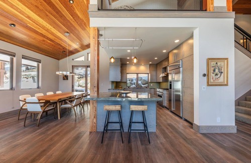 Olympic Valley House | Palisades Modern Ski Escape, Breathtaking VIEWS, Chef's Kitchen