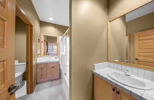Olympic Valley Apartment | Palisades Tahoe Lodge Rentals Two Bedroom #804