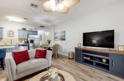 Corpus Christi House | Palm Bay townhouse close to the beach with patio & pool - dog-friendly
