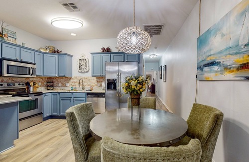 Corpus Christi House | Palm Bay townhouse close to the beach with patio & pool - dog-friendly