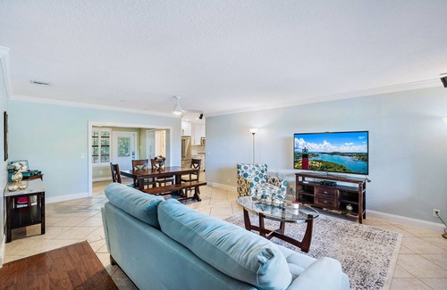 North Palm Beach House | Palm Beach charm, close to beach, dine nearby, tranquil patio & yard