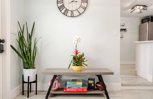 Southwest Cottage | Palm Beach Charm - Hot Tub, Bikes & More! Completely Renovated!