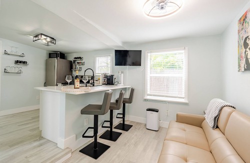 Southwest Cottage | Palm Beach Charm - Hot Tub, Bikes & More! Completely Renovated!