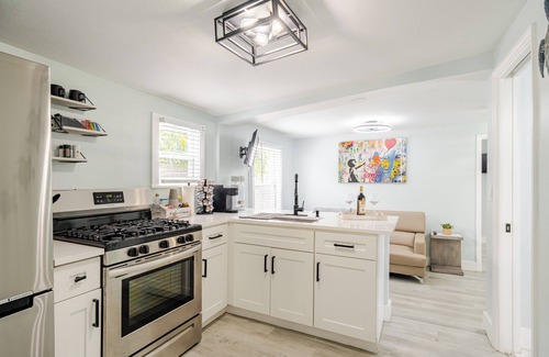 Southwest Cottage | Palm Beach Charm - Hot Tub, Bikes & More! Completely Renovated!