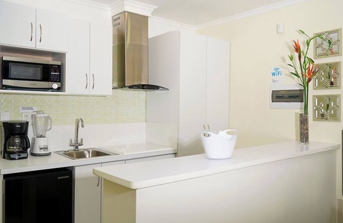 Noord Villa | Palm Beach King Bed Suite 5 mins Walk to the a beach