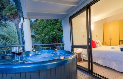 Palm Beach House | Palm Beach Pad, Spa Pool, Double Kayak, Free Wifi, SKY TV, & maybe a car too?