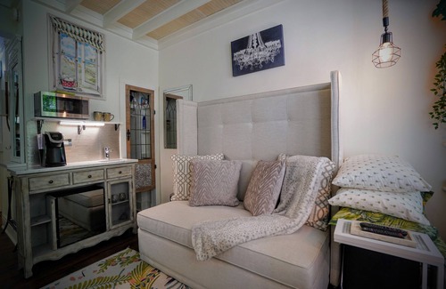 Palm Beach - West Palm Beach Apartment | Palm Beach Petite Retreat 1 Block to Beach! New bed! Palm Beach Hotel