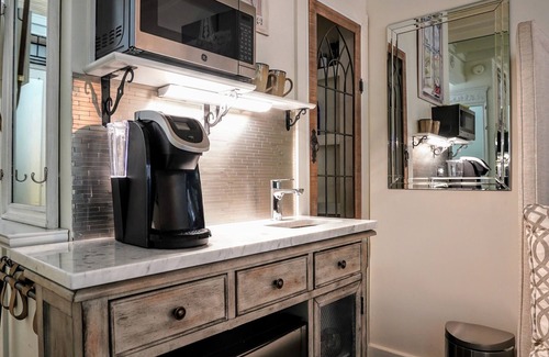 Palm Beach - West Palm Beach Apartment | Palm Beach Petite Retreat 1 Block to Beach! New bed! Palm Beach Hotel