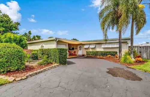 Florida North Atlantic Coast Apartment | Palm Beach Studio Retreat - outdoor patio grill