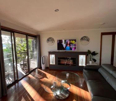 Palm Beach Apartment | Palm beach Sydney, Modern home with water view