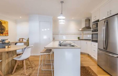 Agnes Water House | Palm Breeze Hideaway - 3 BR - 1 Min to Shops