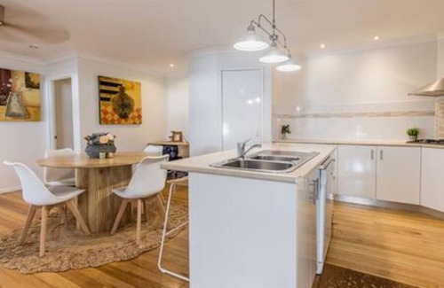 Agnes Water House | Palm Breeze Hideaway - 3 BR - 1 Min to Shops