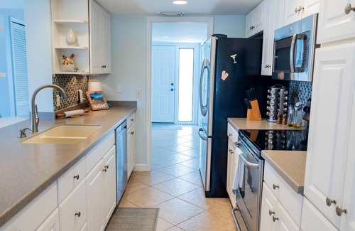 North Naples Condo | Palm Breeze - Waterfront Listing! - Naples