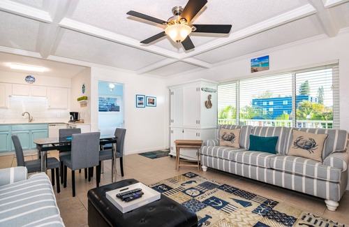 Ilexhurst Condo | Palm Cay 3 2/1 Condo Pool Near White Sandy Beach Close To Dining & Shopping