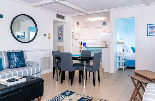 Ilexhurst Condo | Palm Cay 3 2/1 Condo Pool Near White Sandy Beach Close To Dining & Shopping
