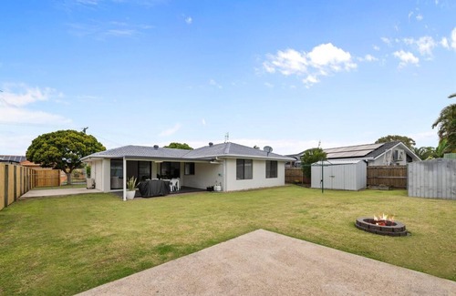 Wurtulla House | Palm Coastal Retreat - Family & Pet-Friendly, Spacious Yard, 5 Mins to Beach!