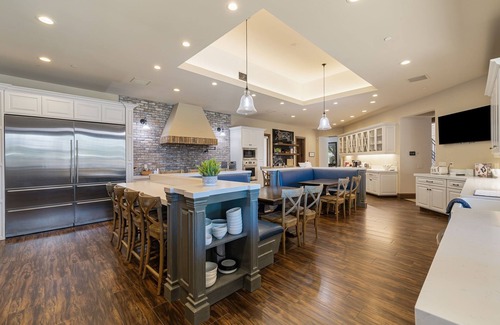 Palm Desert House | Palm Desert Estate, Pool, Courts, Saunas & No Checkout, sleeps 20+