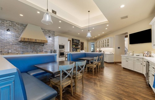 Palm Desert House | Palm Desert Estate, Pool, Courts, Saunas & No Checkout, sleeps 20+