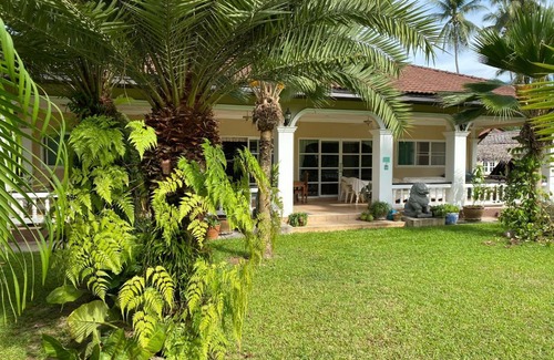 Phongprasan House | Palm Gardens Resort, Bang Saphan
