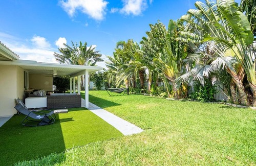 Lighthouse Point House | Palm House
