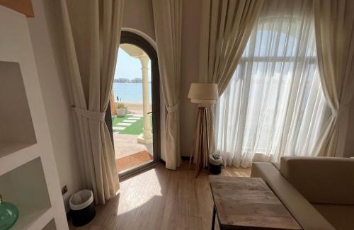 Palm Jumeirah Villa | palm jumeirah Party villa's private beach