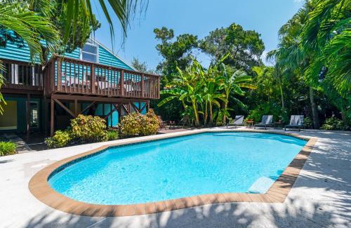 Bay Isle House | Palm Paradise - Pet Friendly Home on Siesta Key w/Large Heated Private Pool & Outdoor Area!