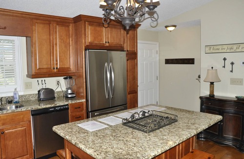 Hiawassee Cabin | Palm Peach Upscale 3 bedroom 3 bath with Mountain and Lake Views with Hot Tub