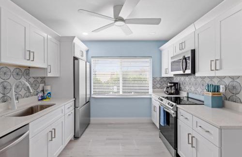 Sanibel House | Palm Retreat - Large Cottage on Sanibel Island with Bikes