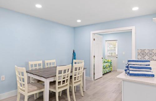 Sanibel House | Palm Retreat - Large Cottage on Sanibel Island with Bikes