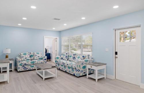 Sanibel House | Palm Retreat - Large Cottage on Sanibel Island with Bikes