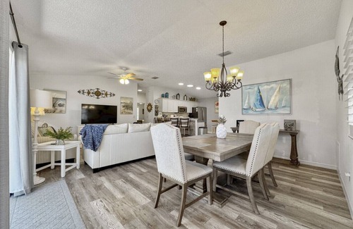 Liberty Park Villa | PALM-tastic dog friendly OASIS w/golf cart