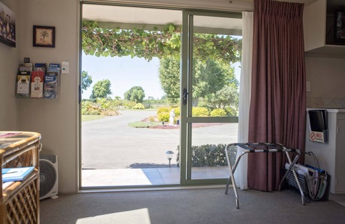 Parkvale Cottage | Palm Tree Cottage in Rural Havelock North