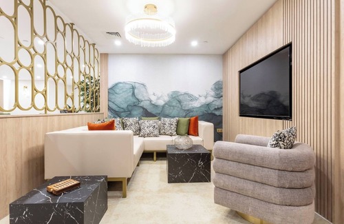 London Borough of Bromley Apartment | Palm Tree House - The Stables
