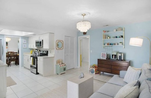 Bradenton House | Palm Tree Paradise - Pet Friendly - Min to Beaches