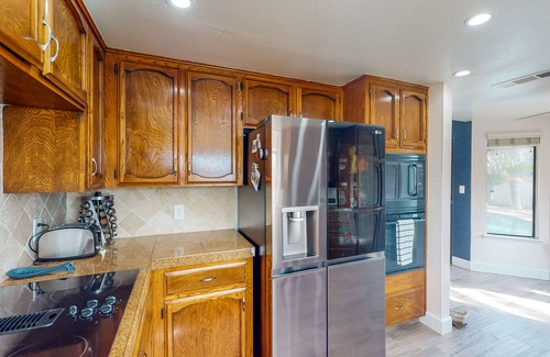 Raisin House | Palm tree retreat - pool, hot tub, putting green & firepit - dog-friendly