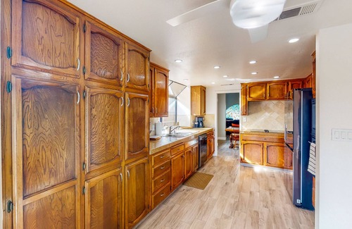 Raisin House | Palm tree retreat - pool, hot tub, putting green & firepit - dog-friendly
