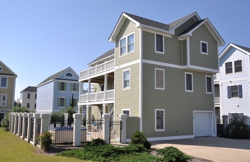 Buck Island House | Palm Vela: Park the car, enjoy your private pool and hot tub and close by restaurants and shopping.