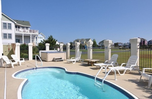 Buck Island House | Palm Vela: Park the car, enjoy your private pool and hot tub and close by restaurants and shopping.