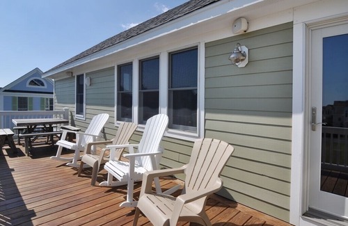 Buck Island House | Palm Vela: Park the car, enjoy your private pool and hot tub and close by restaurants and shopping.