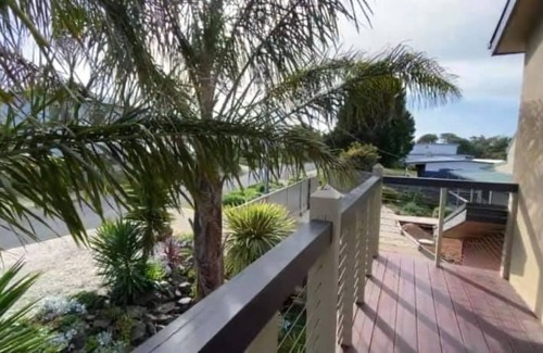 Loch Sport House | Palm View Large 4 Bedroom home walk to lake