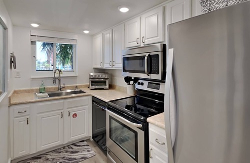 Gulf Shores Condo | Palm View | Serene Views, Cozy Interior, Near Area Fun!