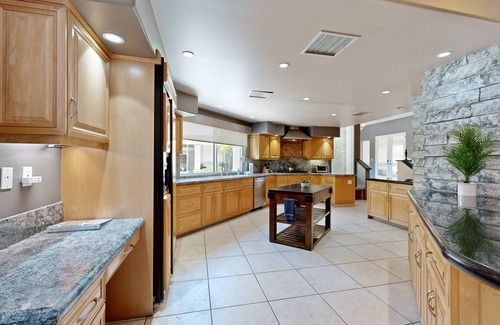 Palm Desert House | Palm Villa - paradise with private pool, spas, & putting green