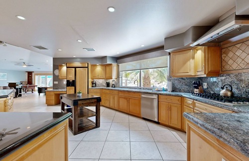 Palm Desert House | Palm Villa - paradise with private pool, spas, & putting green