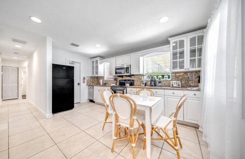 Southwest Apartment | Palm Wave Says - Quietness in Best Location