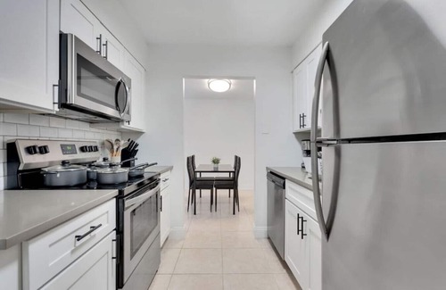 SoHo Apartment | palma ceia 2419D · Steps from Bayshore! King suite | Pool | Gym | B