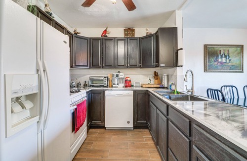 Palmdale House | Palmdale Family Home w/Private Pool & Backyard