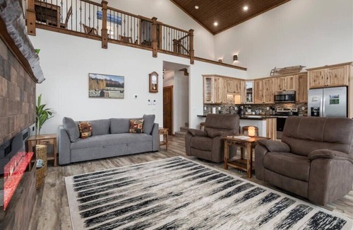 Palmer House | Palmer's Hidden Luxury Mountain Getaway, Now with Hot Tub!